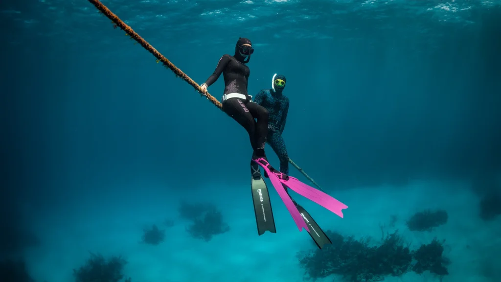 couple being on an underwater rope while on a Snorkeling Safari course